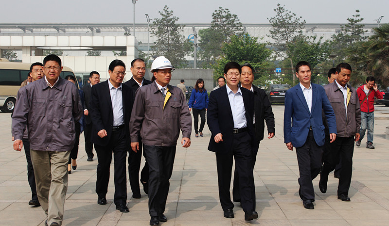 中共西安市委常委、常务副市长岳华峰来到西安西玛电机集团进行调研考察